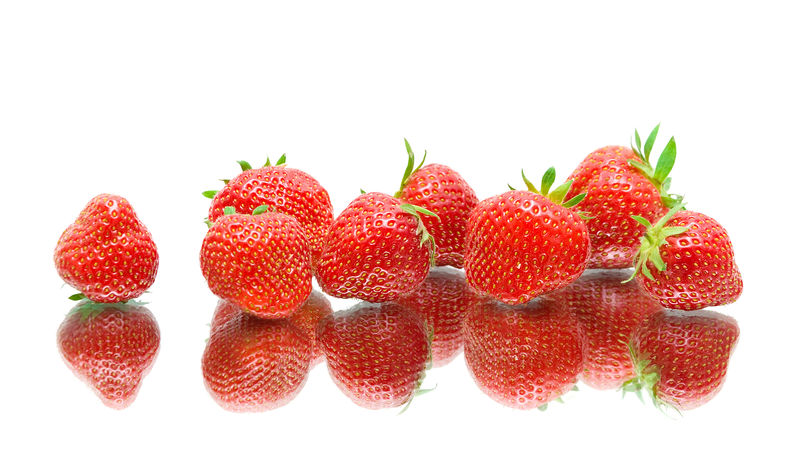 白色背景下的多汁草莓特写镜头