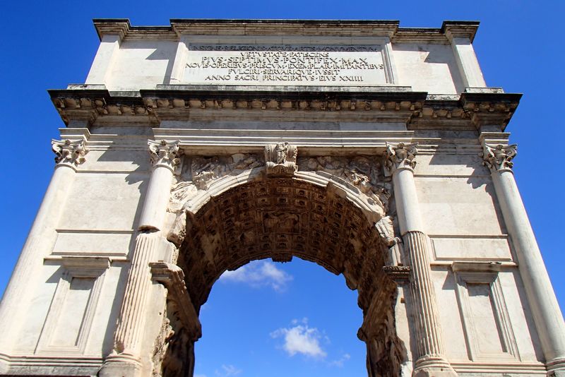 提图斯拱门罗马论坛-罗马-意大利-旧论坛是罗马的主要标志之一-罗马中部的古罗马建筑-夏季著名的古罗马遗迹