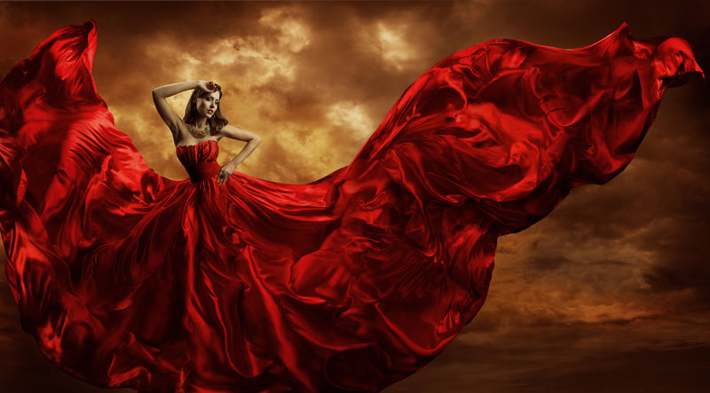 女子红色连衣裙，丝绸面料，时装模特在暴风雨中起舞