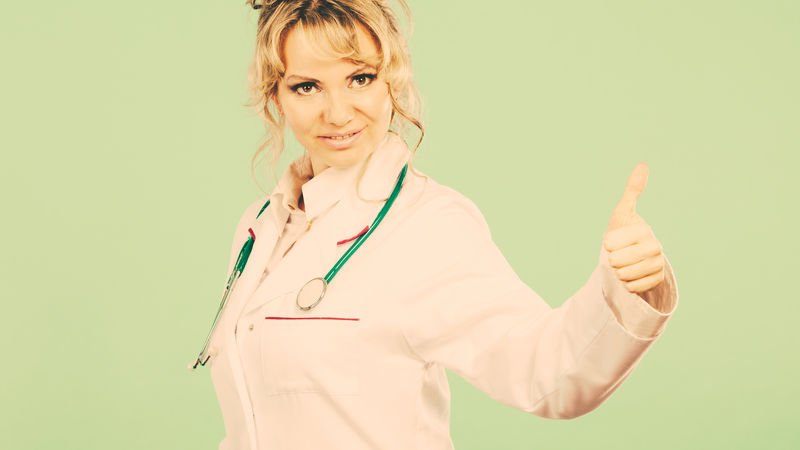 女医生伸出拇指。