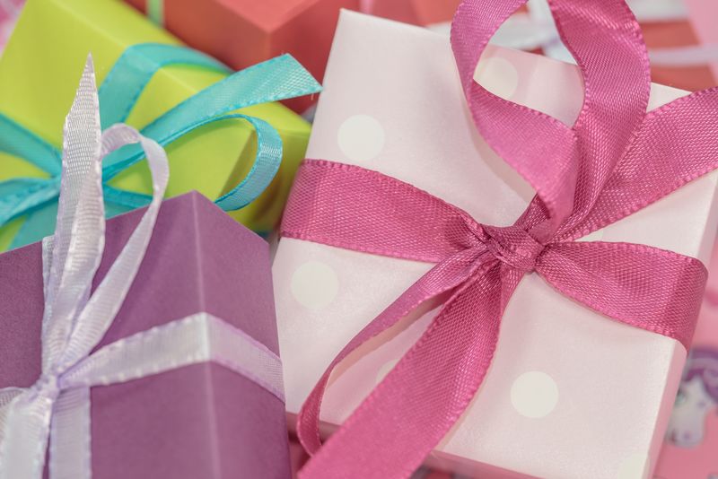 在粉色背景上用粉色装饰节日礼品盒-平顶视图