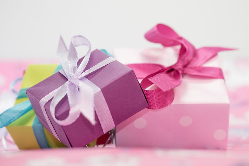 三件蝴蝶结的礼物-粉色背景