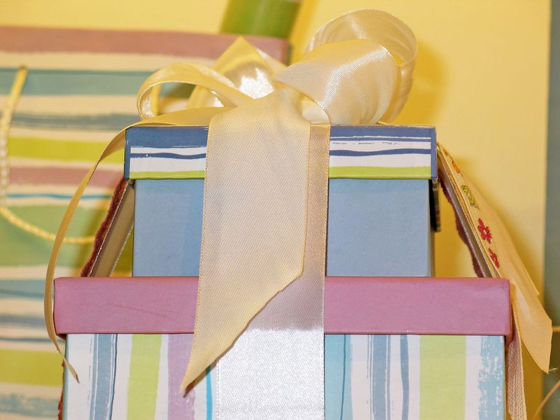 复古照片-用彩带包装的彩色礼物-用于圣诞、情人节、生日或其他节日-放在旧木板上