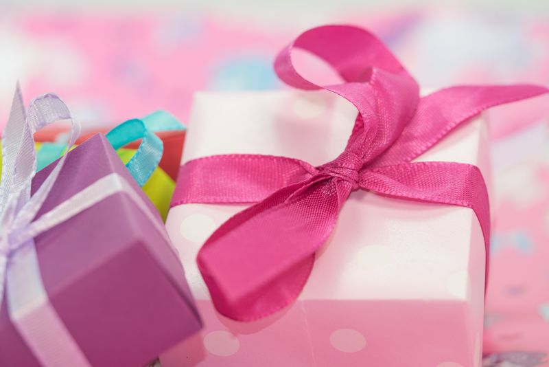 白木底粉红丝带礼品盒