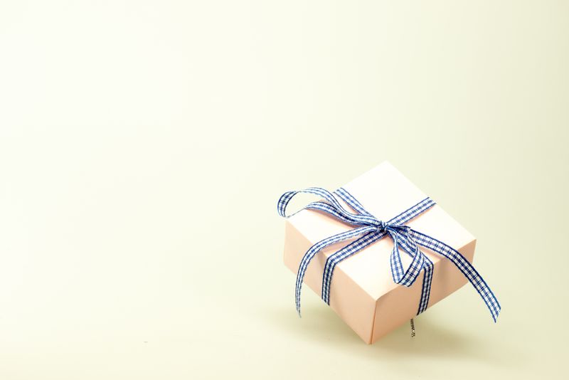 平放式-礼品盒-柔和背景的丝带