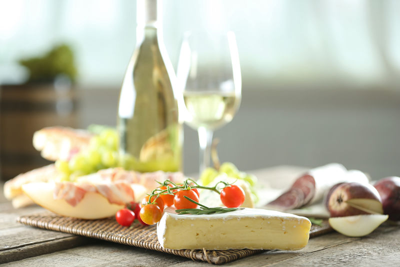 静谧的生活中有各种各样的意大利食物和葡萄酒