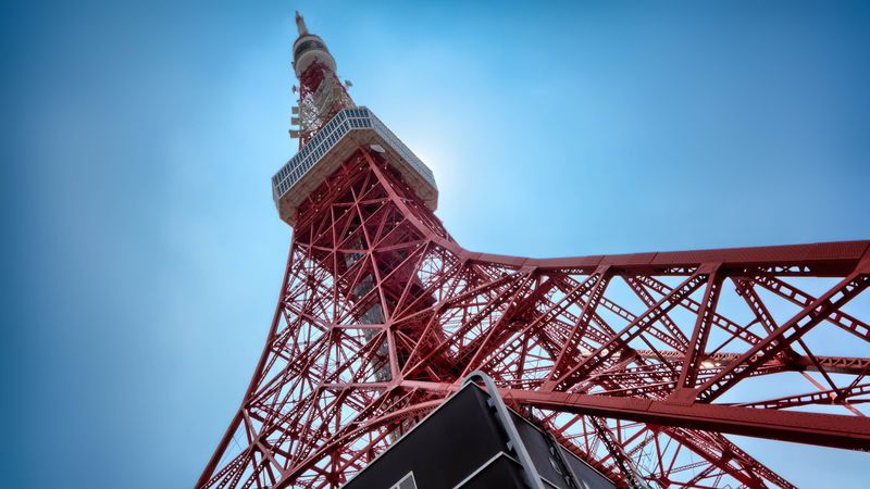 东京-日本-2019年4月9日：东京塔白天-一个在明道石口区的通讯和观测塔