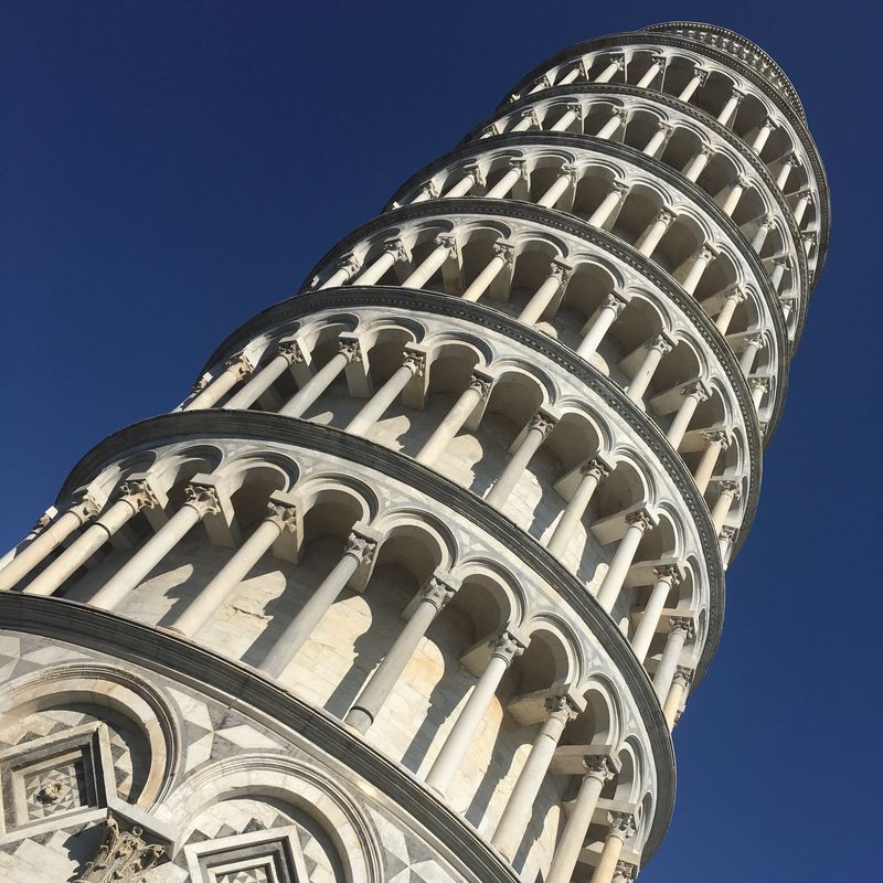 意大利比萨——2019年3月13日：比萨斜塔-比萨斜塔是意大利比萨城大教堂的钟楼-或独立的钟楼-以其意想不到的倾斜而闻名
