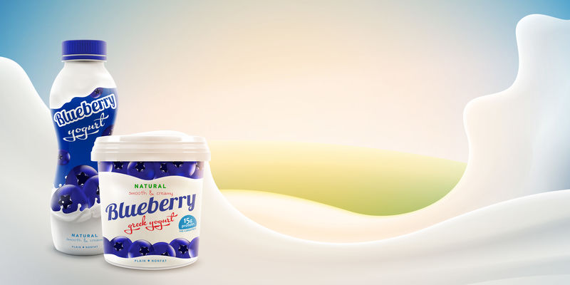 蓝莓酸奶广告-空白罐子和瓶子-明亮背景-奶溅商业产品实物模型向量现实插图