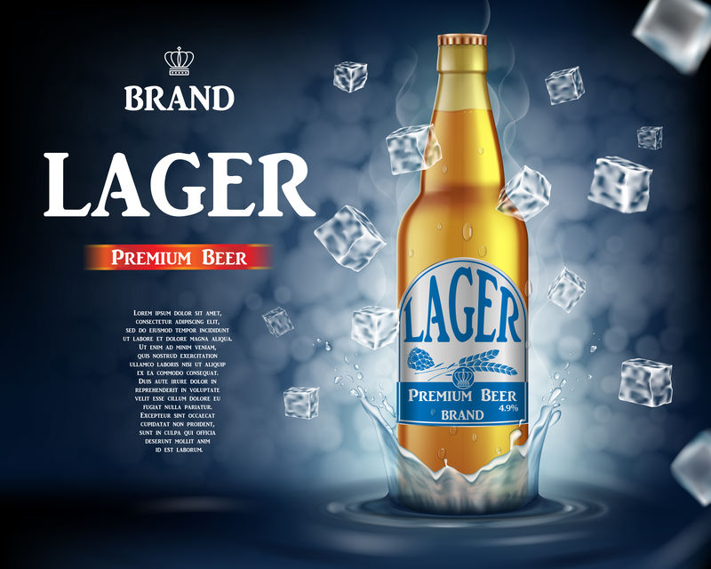 用喷溅法制作啤酒广告。逼真的玻璃啤酒瓶，有亮蓝色背景的飞行冰块。矢量三维图解