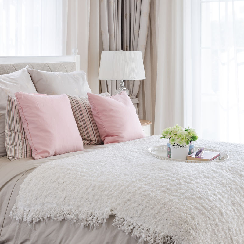 床上有粉红色的枕头-家里有白色的花盘