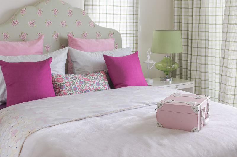 女孩的卧室-绿色的床上有粉红色的枕头和绿色的灯
