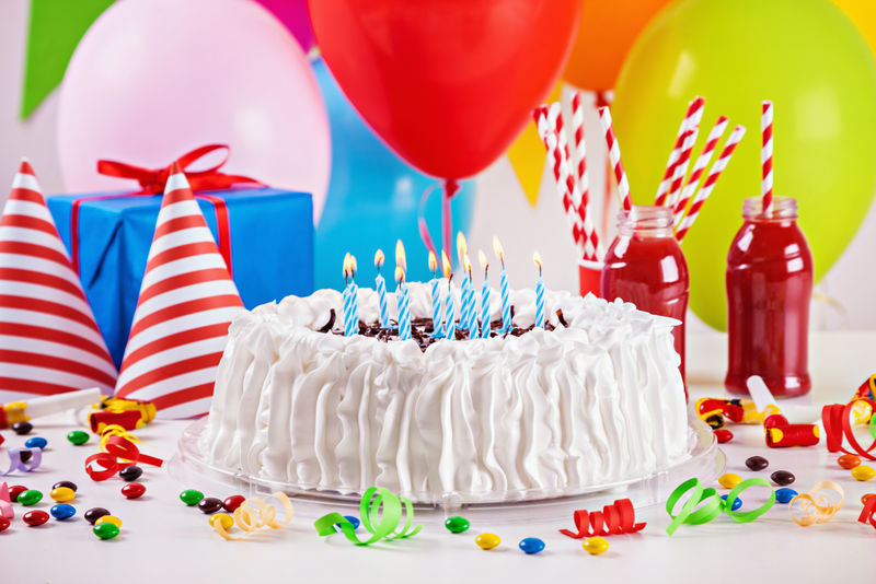 彩球背景的生日蛋糕-还有其他生日装饰-专注于蛋糕