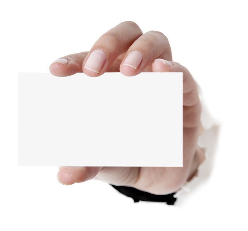 一个女人手拿着空白名片特写镜头孤立在白色背景-特写显示名片