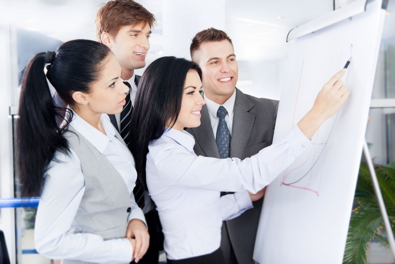 商务人士团队在白板上看图表-商家介绍女性在办公室向同事讲解白板图