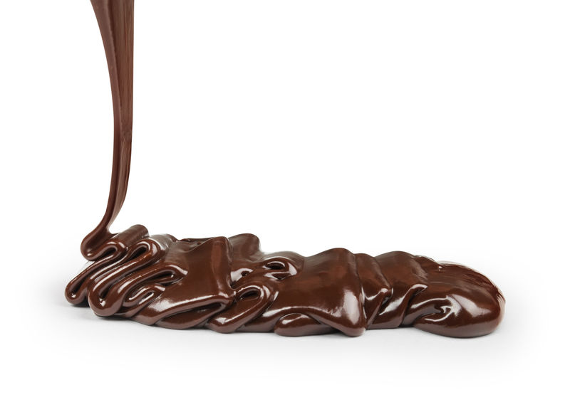 液体巧克力在单独的白色背景上画一条线