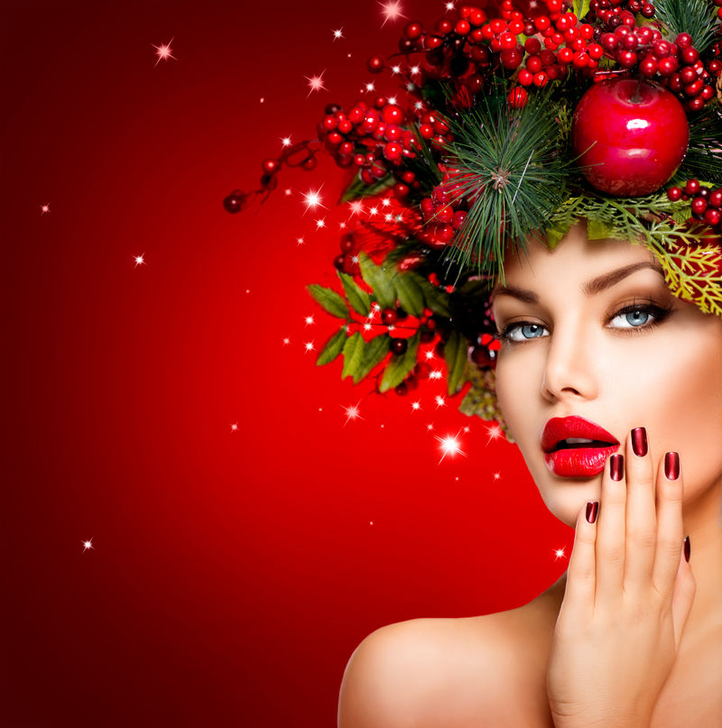 圣诞节冬天的女人-美丽的新年和圣诞树假日发型-化妆-美甲-节日红底美女时装模特-用小饰品装饰的创意发型