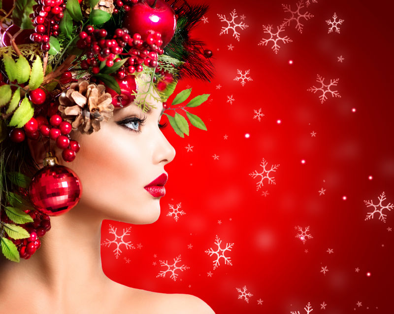 圣诞节冬天的女人-美丽的新年和圣诞树假日发型和化妆-节日红底美女时装模特-用小饰品装饰的创意发型-化妆