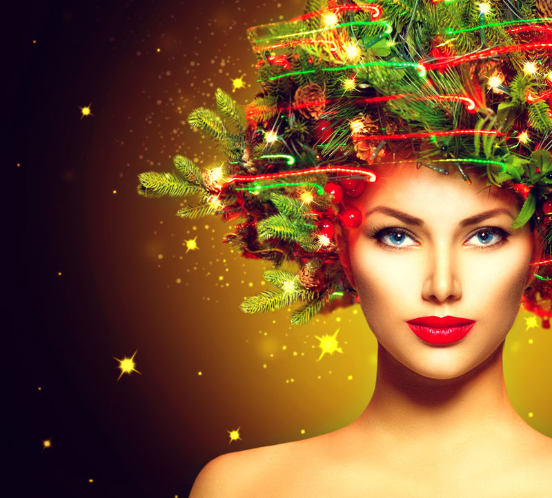 圣诞冬季时装模特儿-圣诞树发型-饰有花环灯和小饰品-弥补-美女-美丽的新年假期创意发型