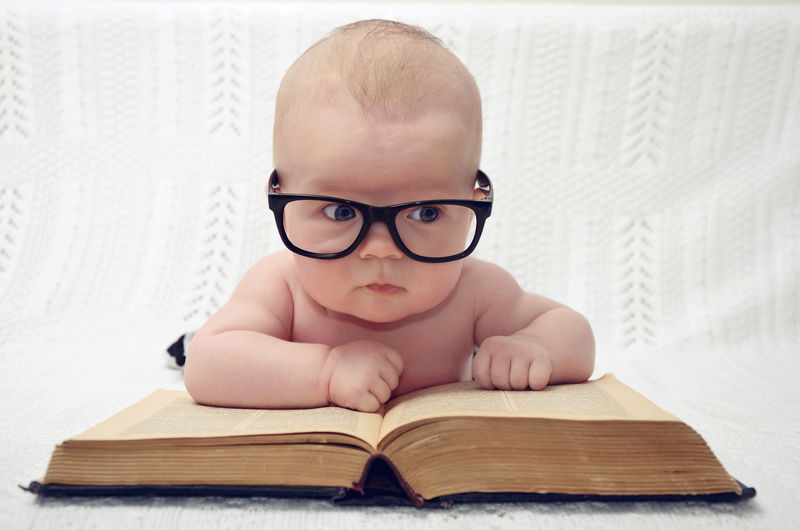 《戴眼镜的可爱小宝贝与旧书的有趣画像》（思考表情）