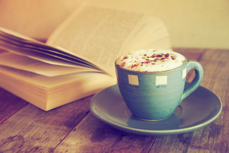 咖啡店古色古香的带书咖啡杯