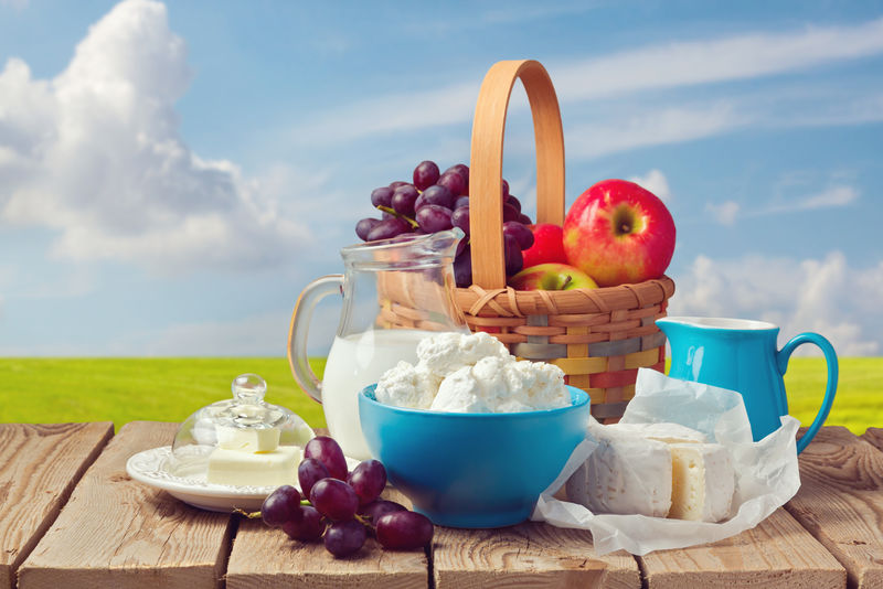 牛奶-干酪-黄油和水果篮-草地背景-犹太节日沙武特庆典