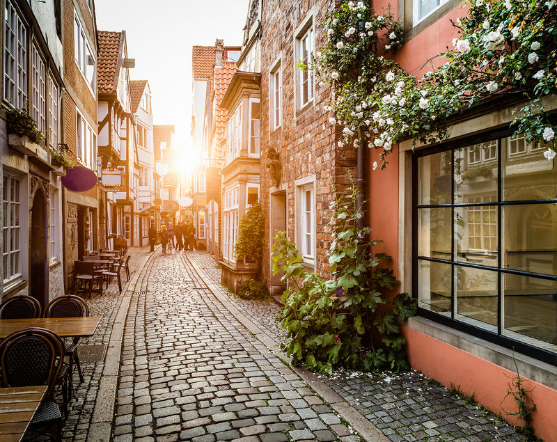 日落时分的欧洲老城-复古Instagram风格的滤镜和镜头光斑效果
