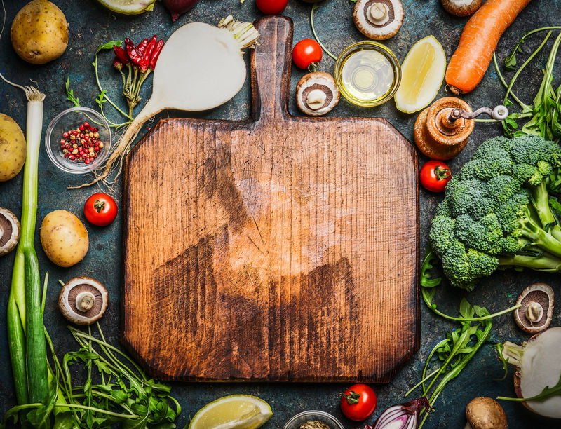 新鲜的蔬菜和配料-用于在乡村背景、俯视图和文字位置的老式切菜板周围烹饪-素食、素食、健康烹饪理念