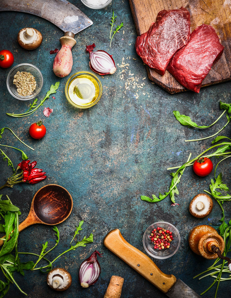 新鲜牛排、木勺、刀子和香料、香料和蔬菜-用于烹饪-在乡村背景上-俯视图-框架