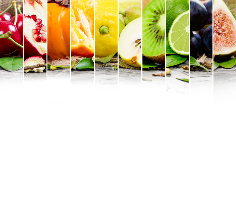 水果、切片和果汁玻璃的彩色混合条纹照片；健康食品和饮料概念；文本空白