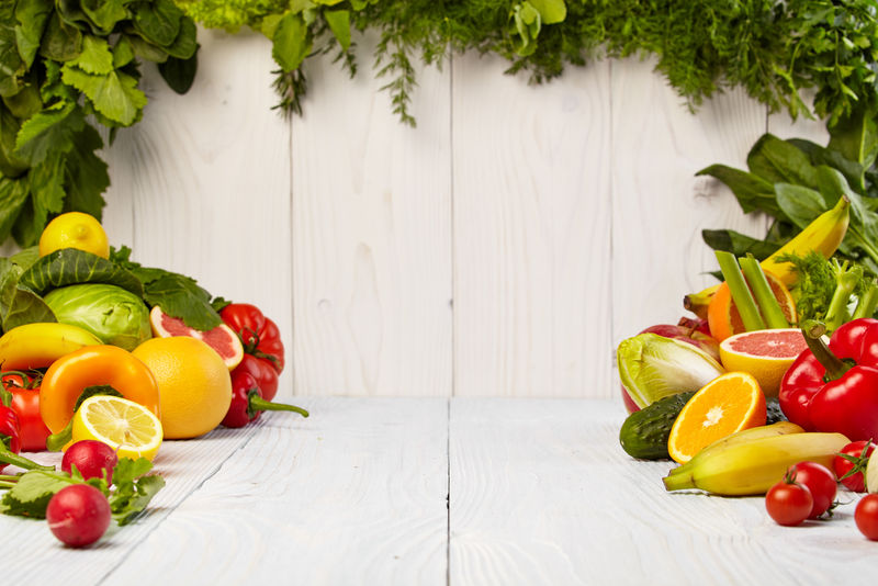 水果与蔬菜接壤-餐桌上有水果和蔬菜的边框