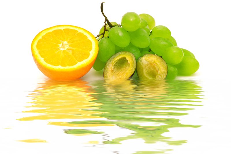 水反射的新鲜水果