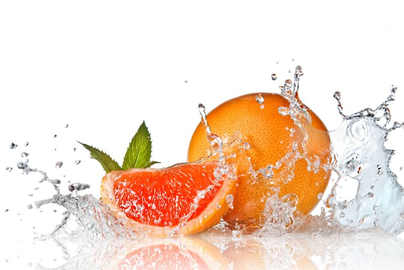 水溅在葡萄柚上-薄荷与白色隔离