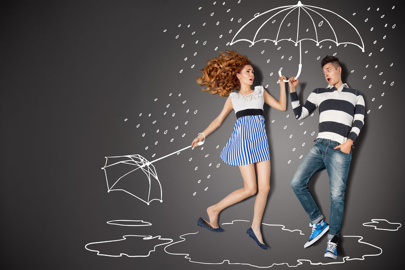 快乐情人的爱情故事概念-一对浪漫的情侣在雨中粉笔画的背景下