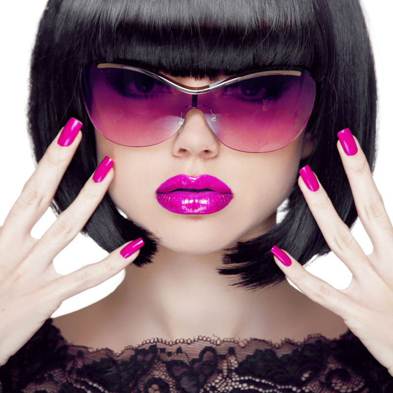 彩妆-特写肖像-紫色性感的嘴唇-修剪过的指甲-穿着时尚太阳镜的豪华深色女人-黑色短发