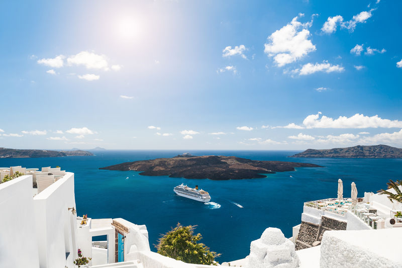 希腊圣托里尼岛上的白色建筑-美丽的海景景观