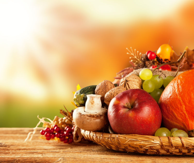 传统食物的秋季概念-在背景模糊的木桌上混合南瓜、水果和蔬菜-文本的可用空间
