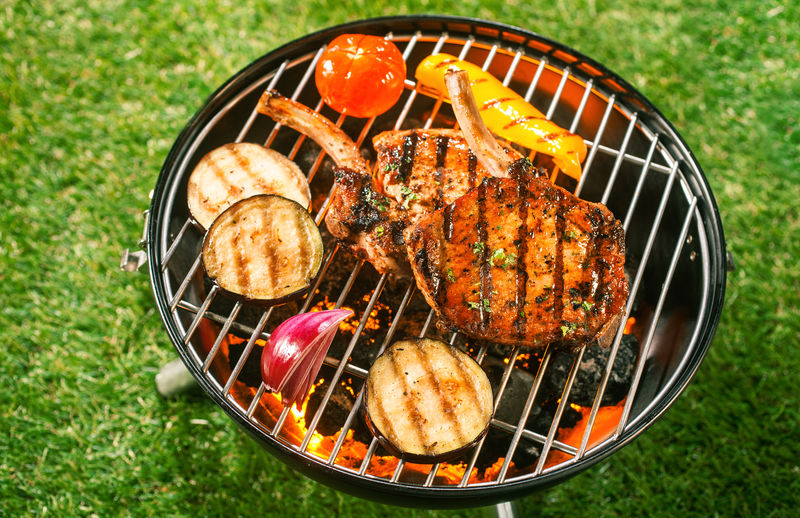 猪腰肉和各种新鲜健康蔬菜烧烤户外绿草在夏季生活方式的概念
