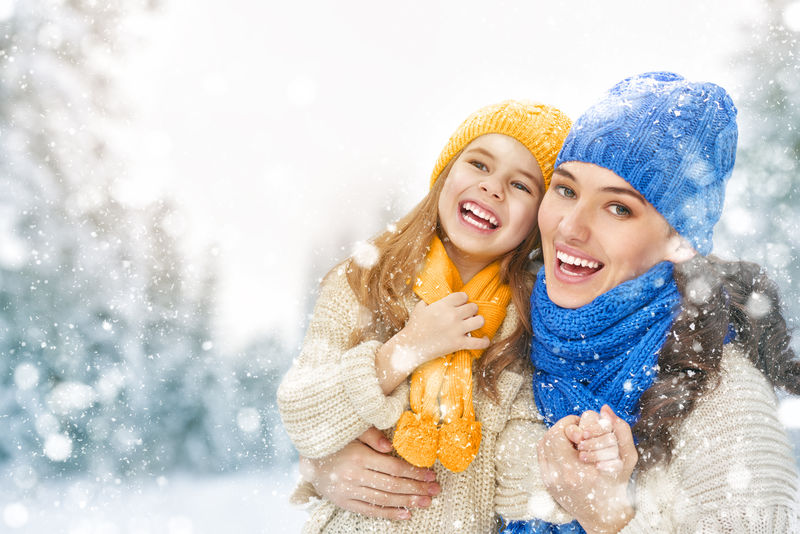 幸福的家庭！母亲和孩子的女孩在冬天散步自然