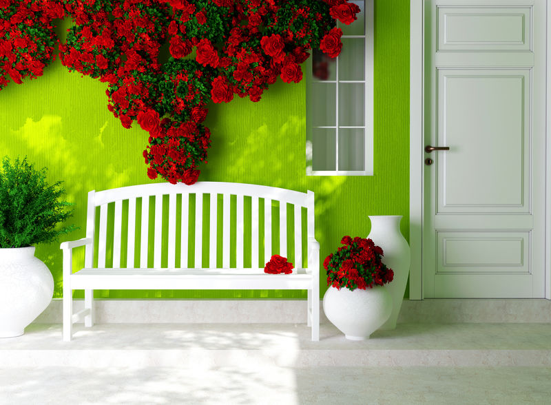 一个木制白色门的前视图在一个有窗户的绿色房子-美丽的红玫瑰和门廊上的长凳-房屋的外部
