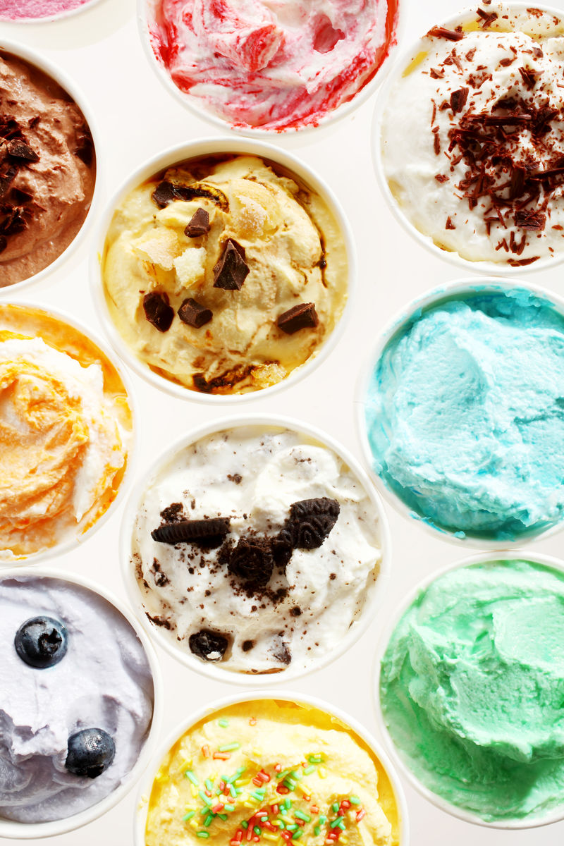 一排排白色彩色意大利冰淇淋的俯视图-搭配各种颜色和口味-为夏季甜点带来清爽