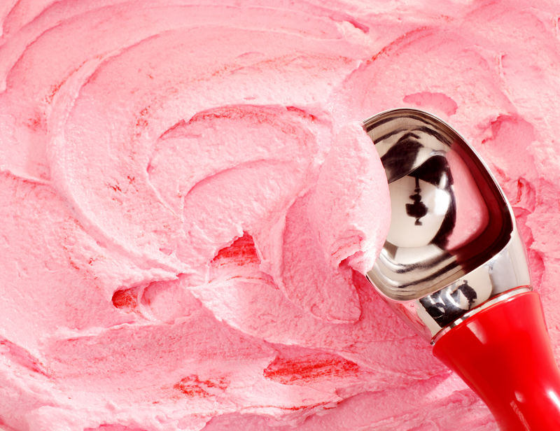 红色柄勺特写镜头提供粉红色草莓冰淇淋