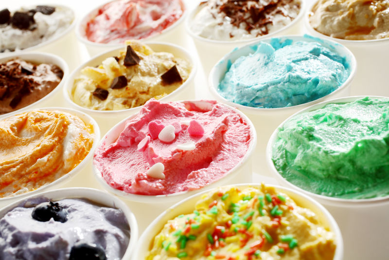 展示各种口味和颜色的美味夏季冰淇淋-在各个浴缸中提供-倾斜观看-为客厅或冰淇淋店做广告