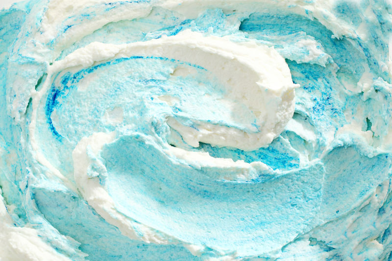 蓝色和白色漩涡冰淇淋的高角度特写视图