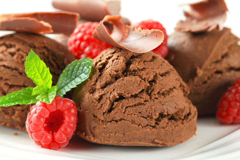 新鲜覆盆子巧克力冰淇淋