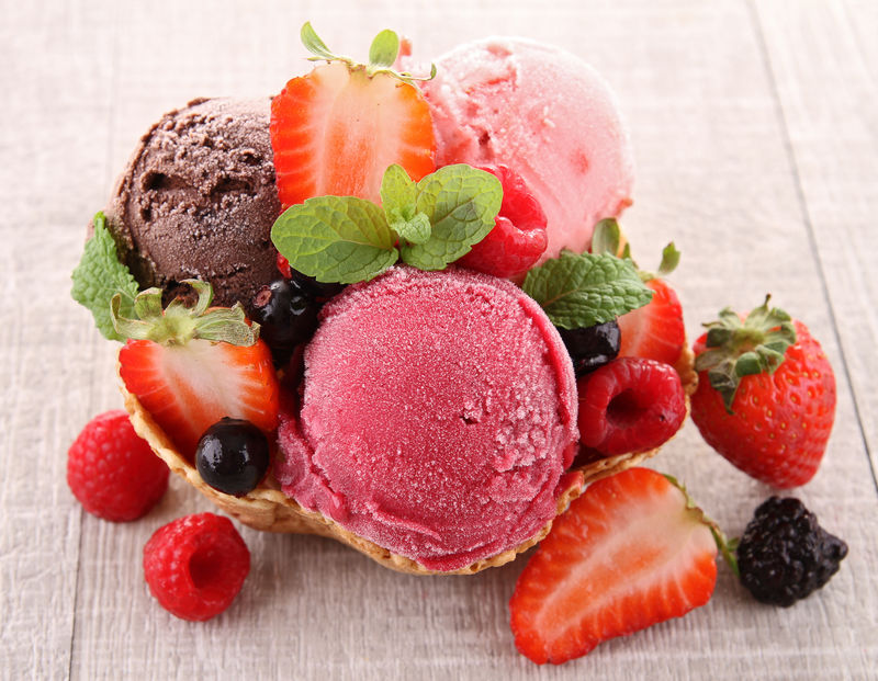 冰淇淋和浆果