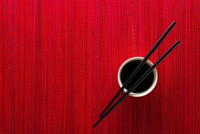 红竹席上的筷子和酱油碗
