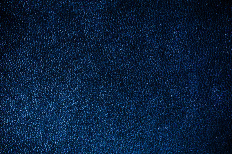 海军蓝光面皮革纹理抽象-彩虹材质深蓝色调-粗糙的水平面背景-无人知晓