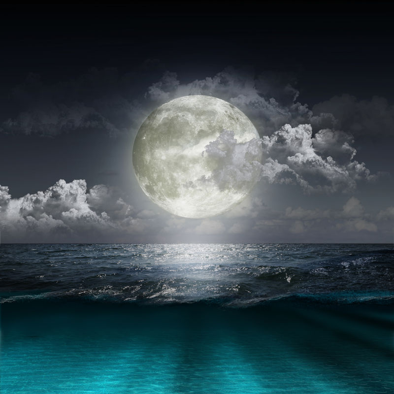 神奇的海洋和月亮之夜