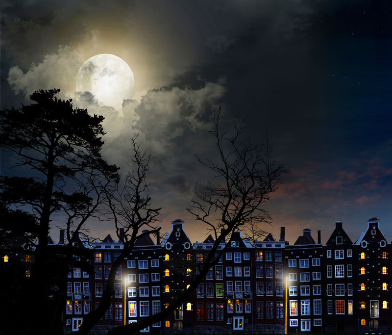 月光下的夜景-城市灯光下的夜景